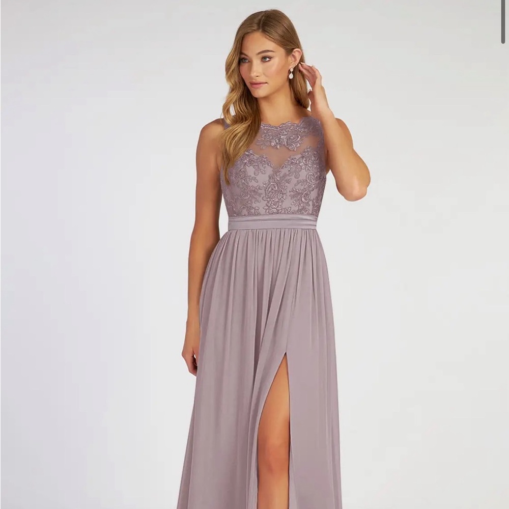 Elegant Lace Evening Gown in Mauve